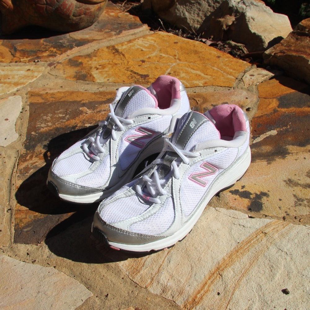 Women’s new balance white and pink
